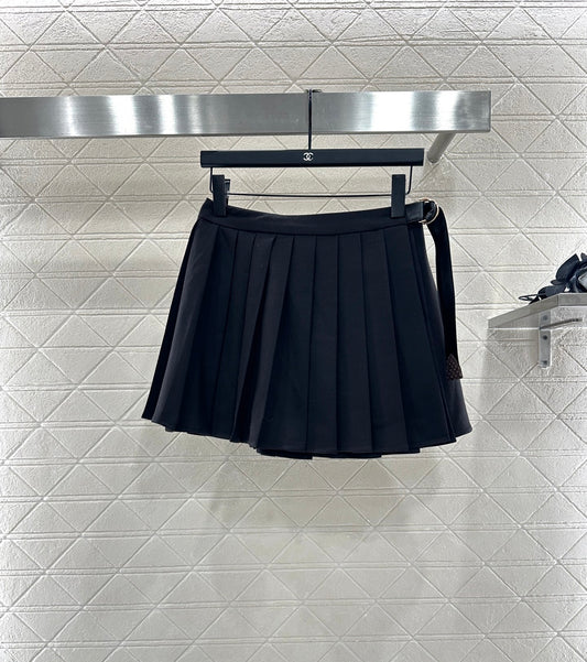 L 25 High-waisted pleated skirt with one side buckle