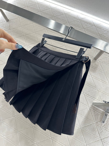 L 25 High-waisted pleated skirt with one side buckle