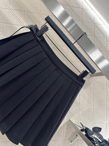 L 25 High-waisted pleated skirt with one side buckle