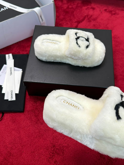 C 25 Thick soled hairy slippers