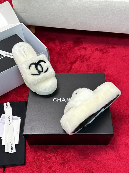 C 25 Thick soled hairy slippers