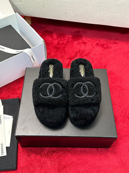 C 25 Thick soled hairy slippers