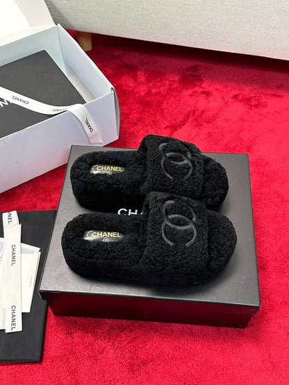 C 25 Thick soled hairy slippers