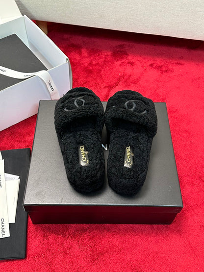 C 25 Thick soled hairy slippers