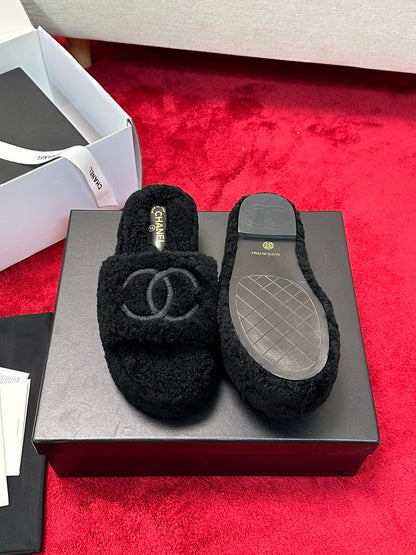 C 25 Thick soled hairy slippers