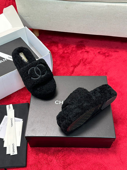 C 25 Thick soled hairy slippers