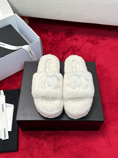 C 25 Thick soled hairy slippers
