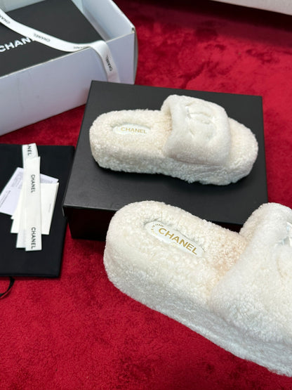 C 25 Thick soled hairy slippers