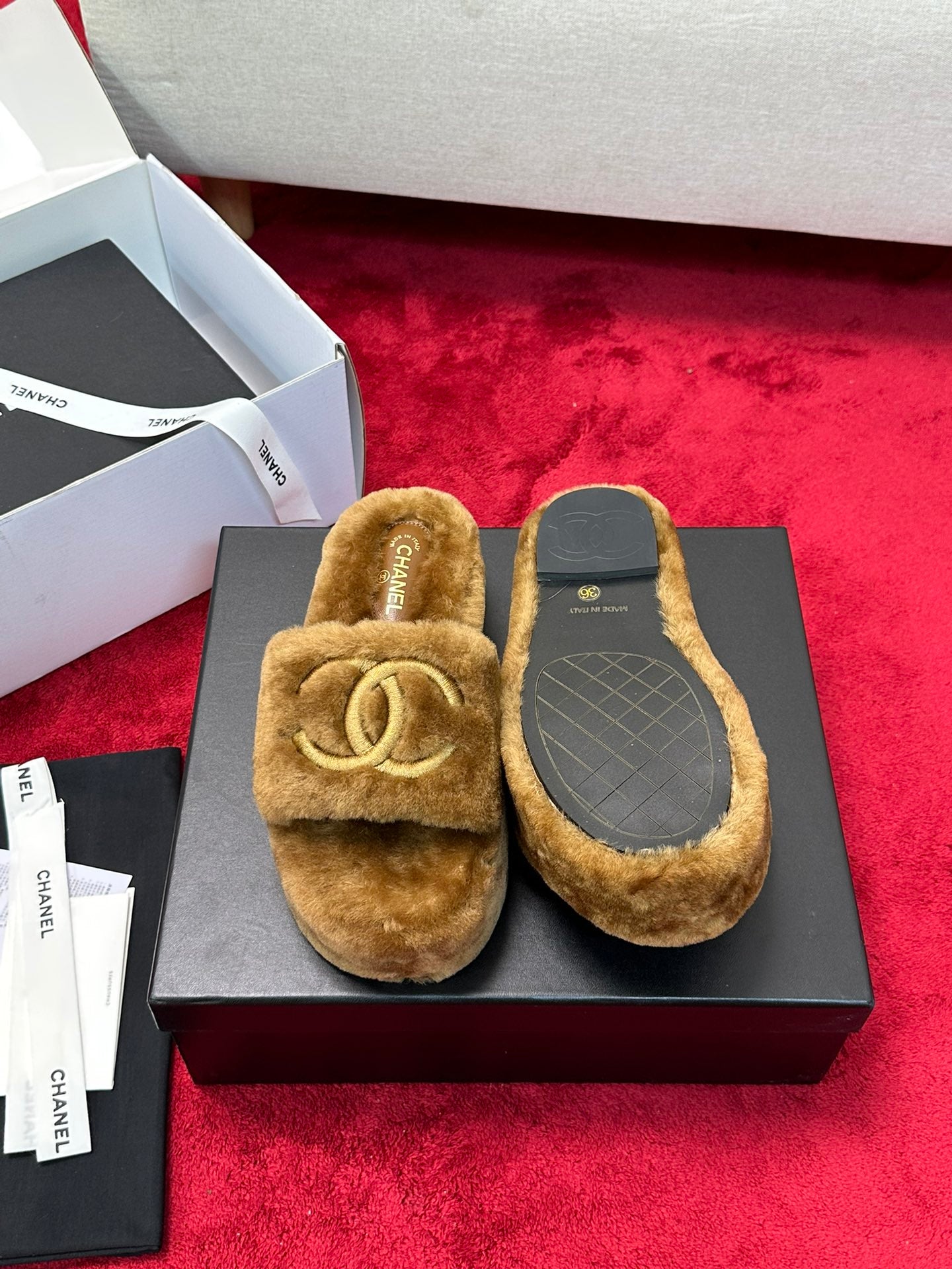 C 25 Thick soled hairy slippers