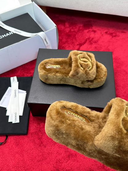 C 25 Thick soled hairy slippers
