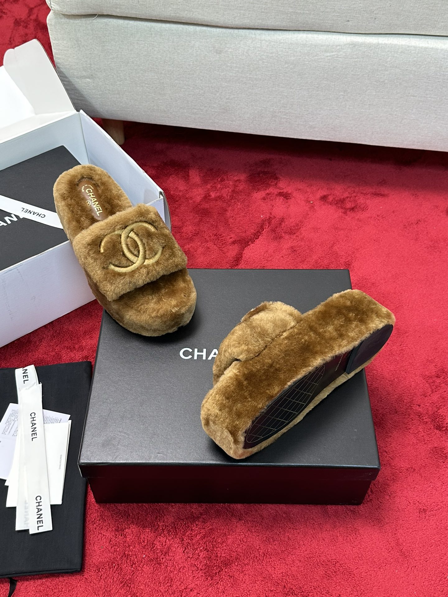 C 25 Thick soled hairy slippers