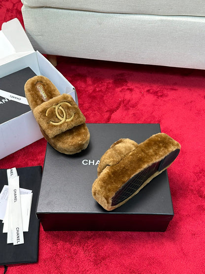 C 25 Thick soled hairy slippers
