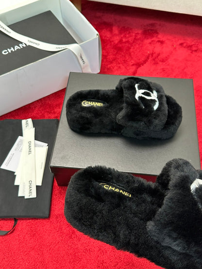 C 25 Thick soled hairy slippers