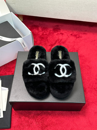 C 25 Thick soled hairy slippers