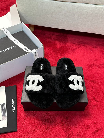 C 25 Classic diamond grid logo fur slippers