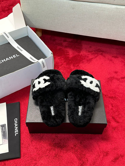 C 25 Classic diamond grid logo fur slippers