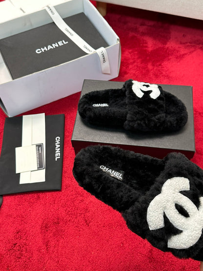 C 25 Classic diamond grid logo fur slippers