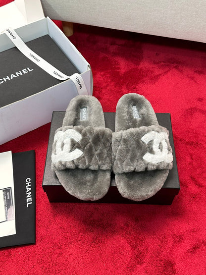 C 25 Classic diamond grid logo fur slippers