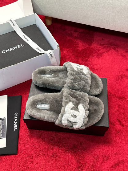 C 25 Classic diamond grid logo fur slippers