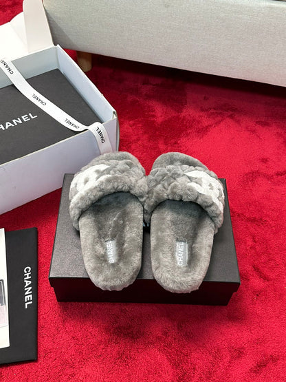 C 25 Classic diamond grid logo fur slippers