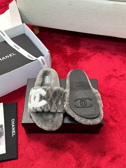 C 25 Classic diamond grid logo fur slippers