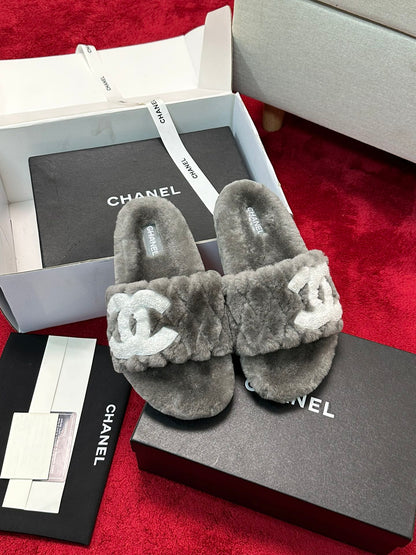 C 25 Classic diamond grid logo fur slippers