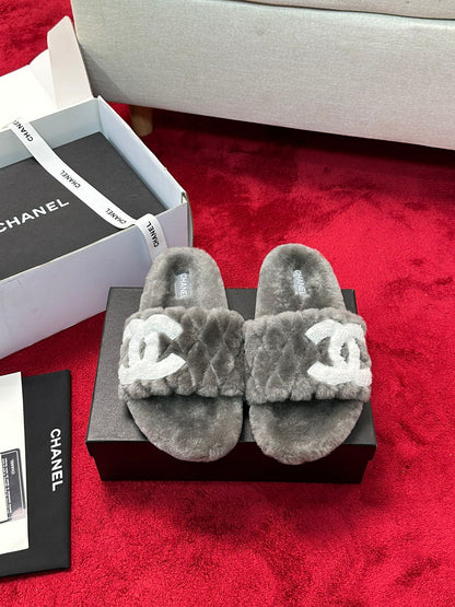C 25 Classic diamond grid logo fur slippers