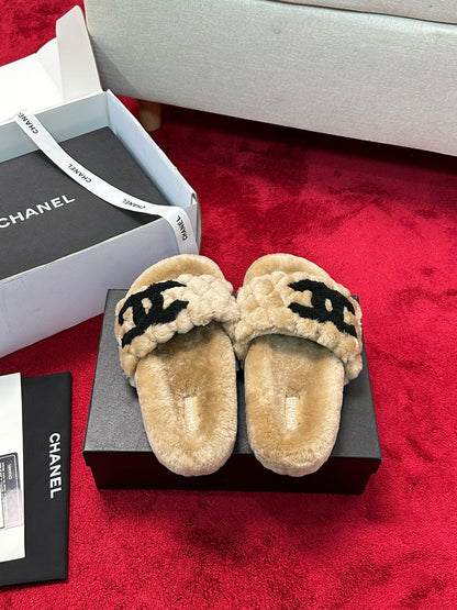 C 25 Classic diamond grid logo fur slippers