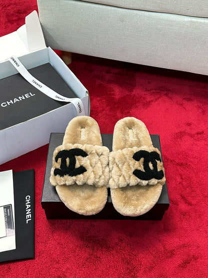 C 25 Classic diamond grid logo fur slippers