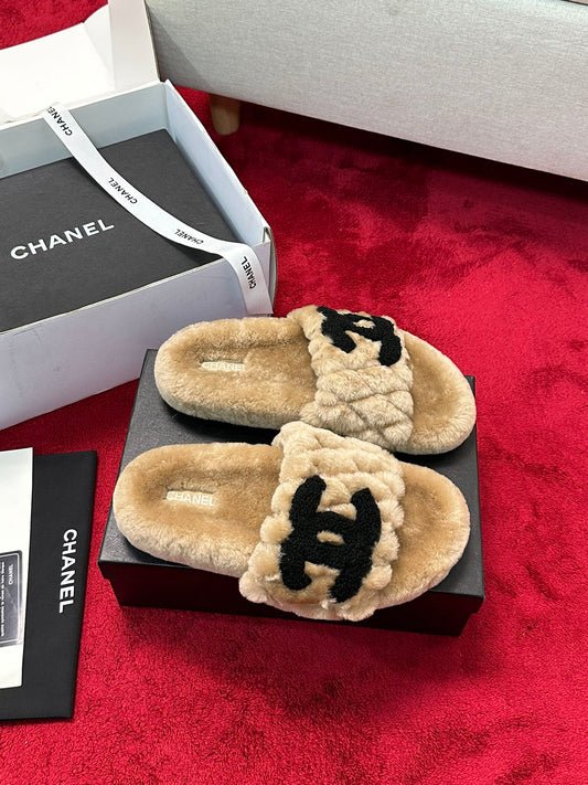 C 25 Classic diamond grid logo fur slippers