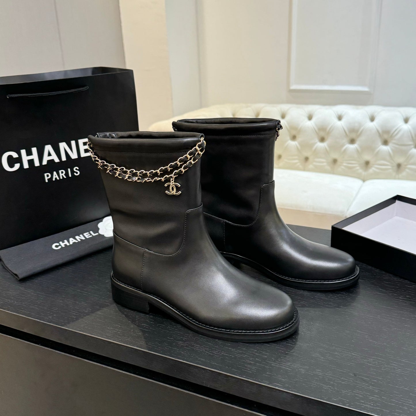 C 25B Chain leather short boots