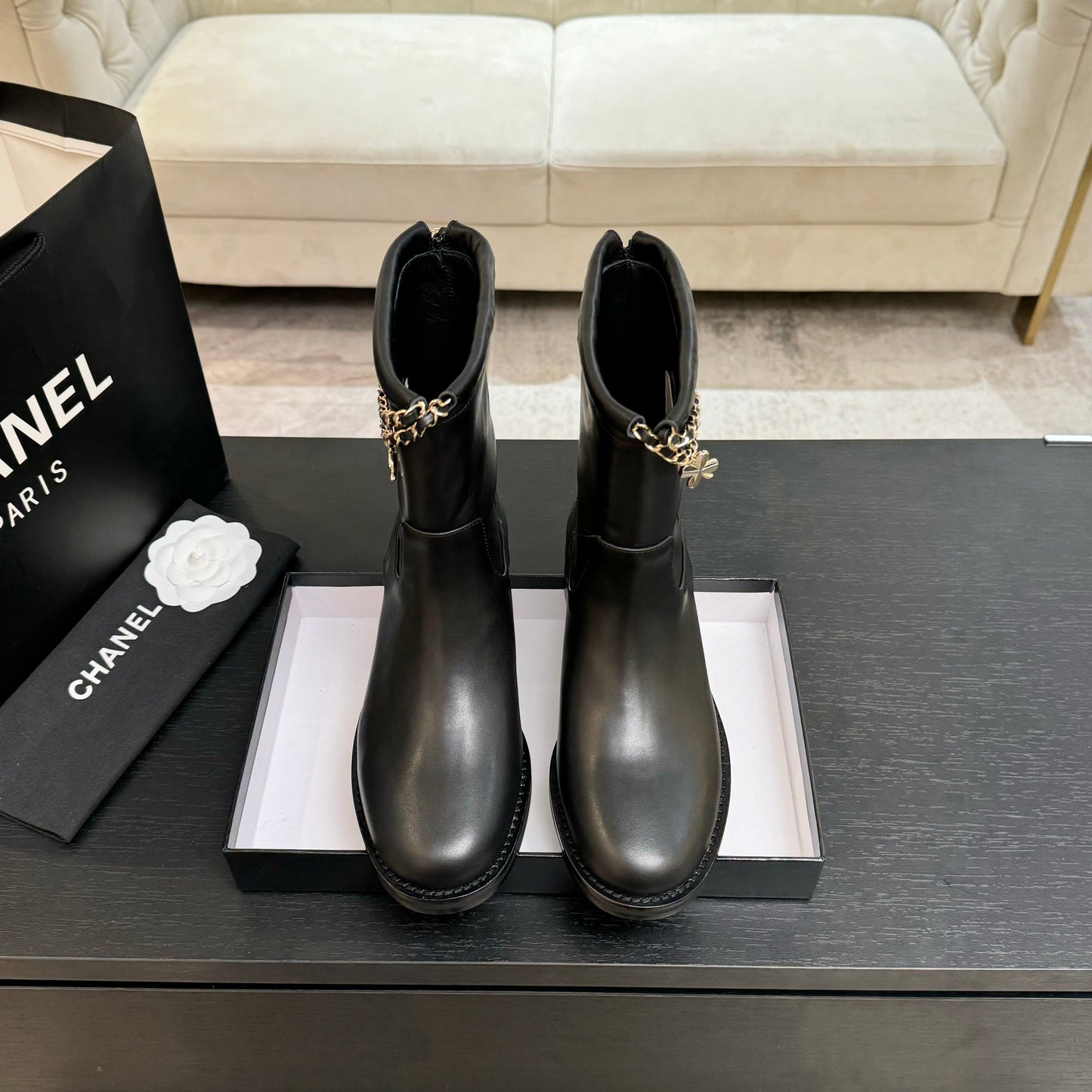 C 25B Chain leather short boots