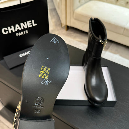C 25B Chain leather short boots