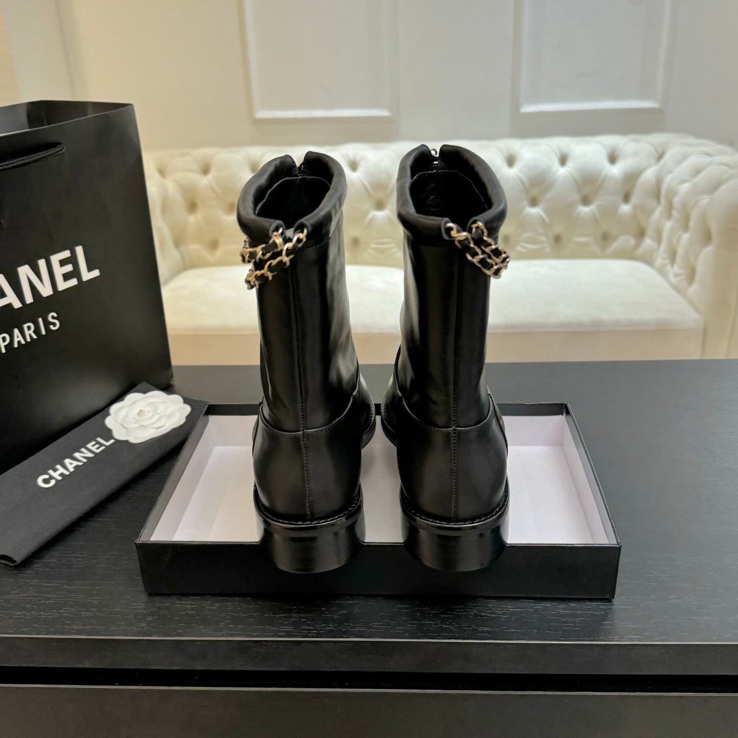 C 25B Chain leather short boots