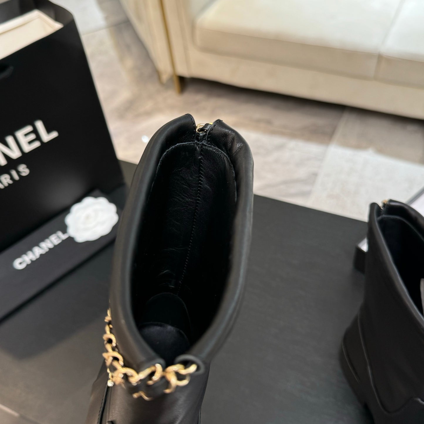 C 25B Chain leather short boots