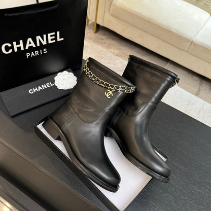 C 25B Chain leather short boots