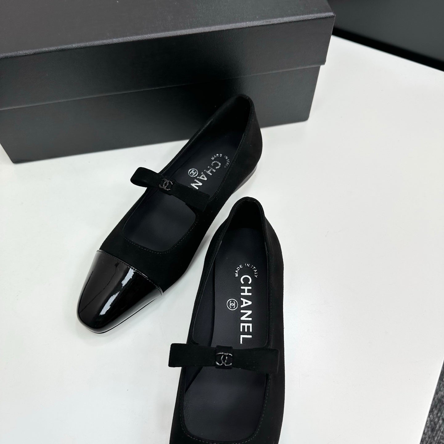 C 25 Pointed lacquered flat shoes（BLACK/BLUE/RED）