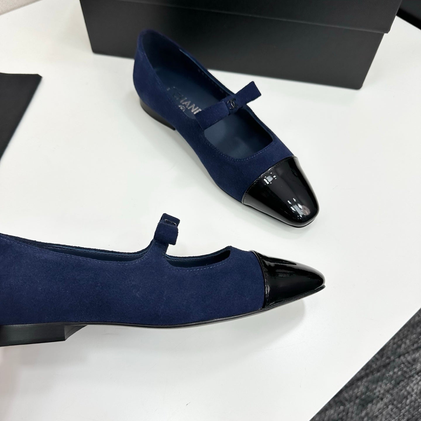 C 25 Pointed lacquered flat shoes（BLACK/BLUE/RED）