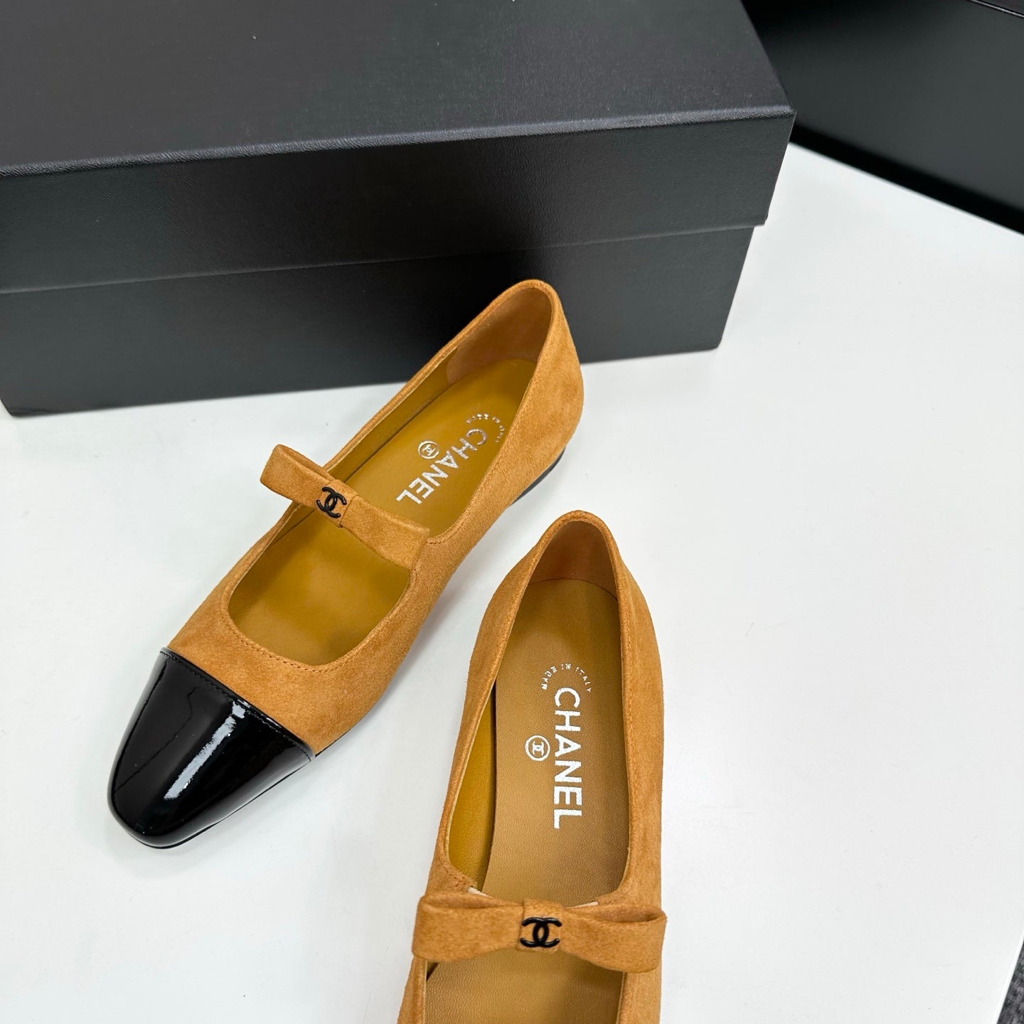 C 25 Pointed painted flat shoes (pink, yellow, green, beige)