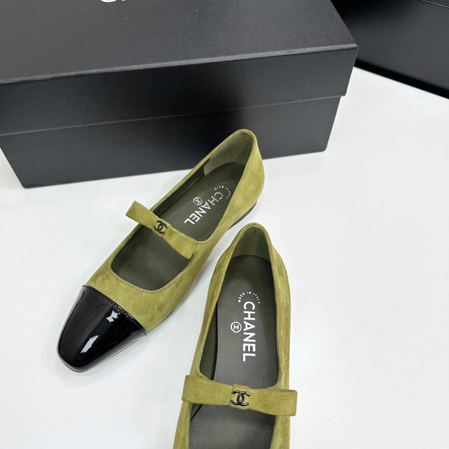 C 25 Pointed painted flat shoes (pink, yellow, green, beige)