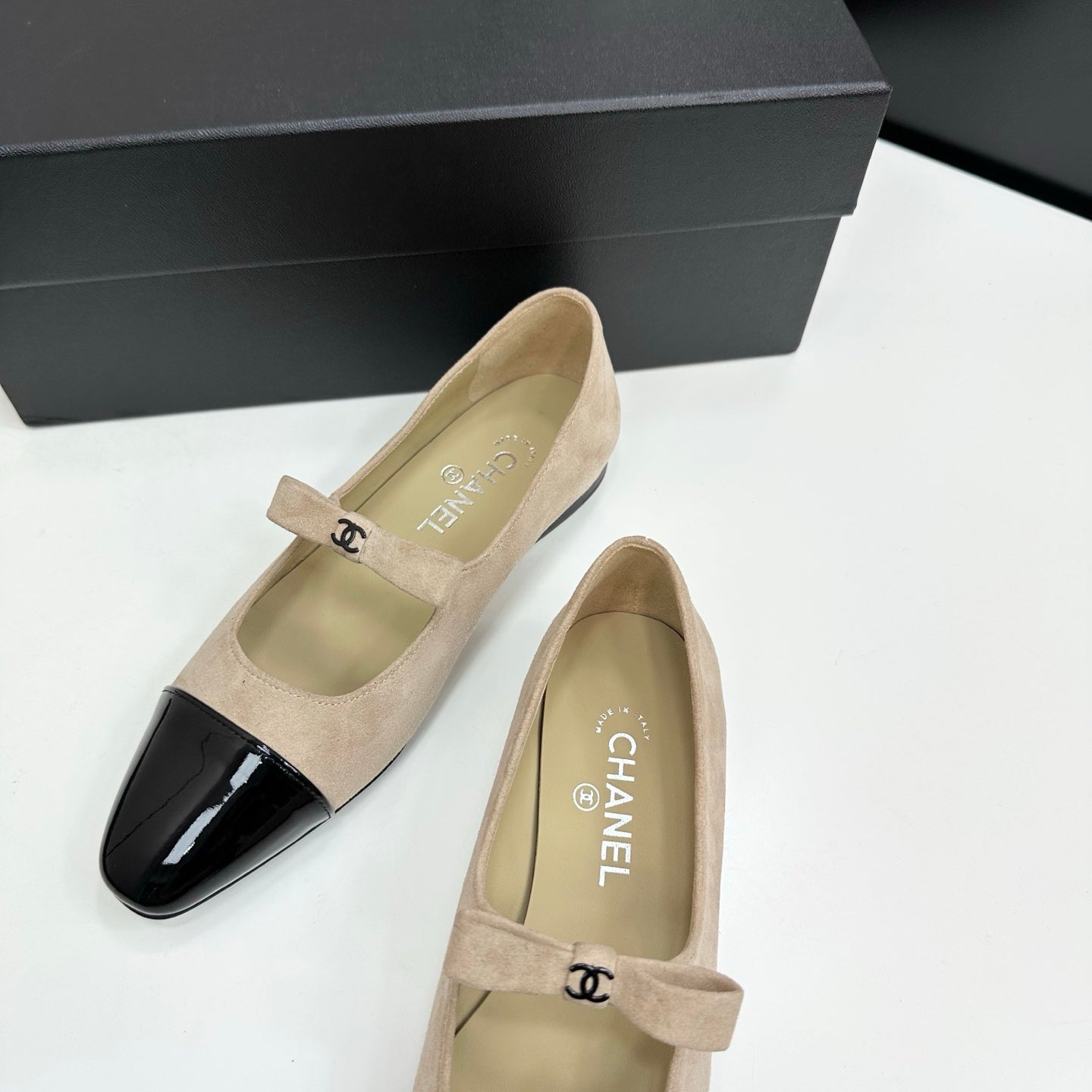 C 25 Pointed painted flat shoes (pink, yellow, green, beige)