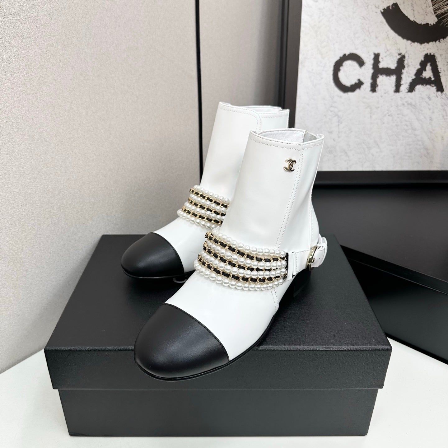 C 25 New sheepskin short boots(BLACK/WHITE)