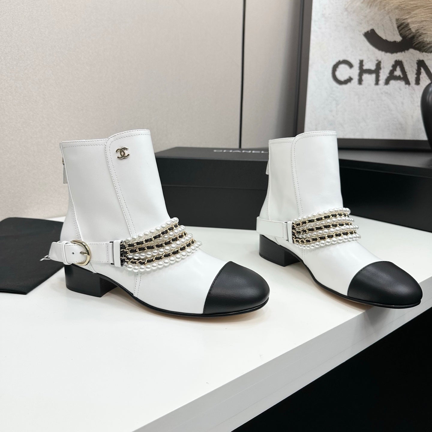 C 25 New sheepskin short boots(BLACK/WHITE)
