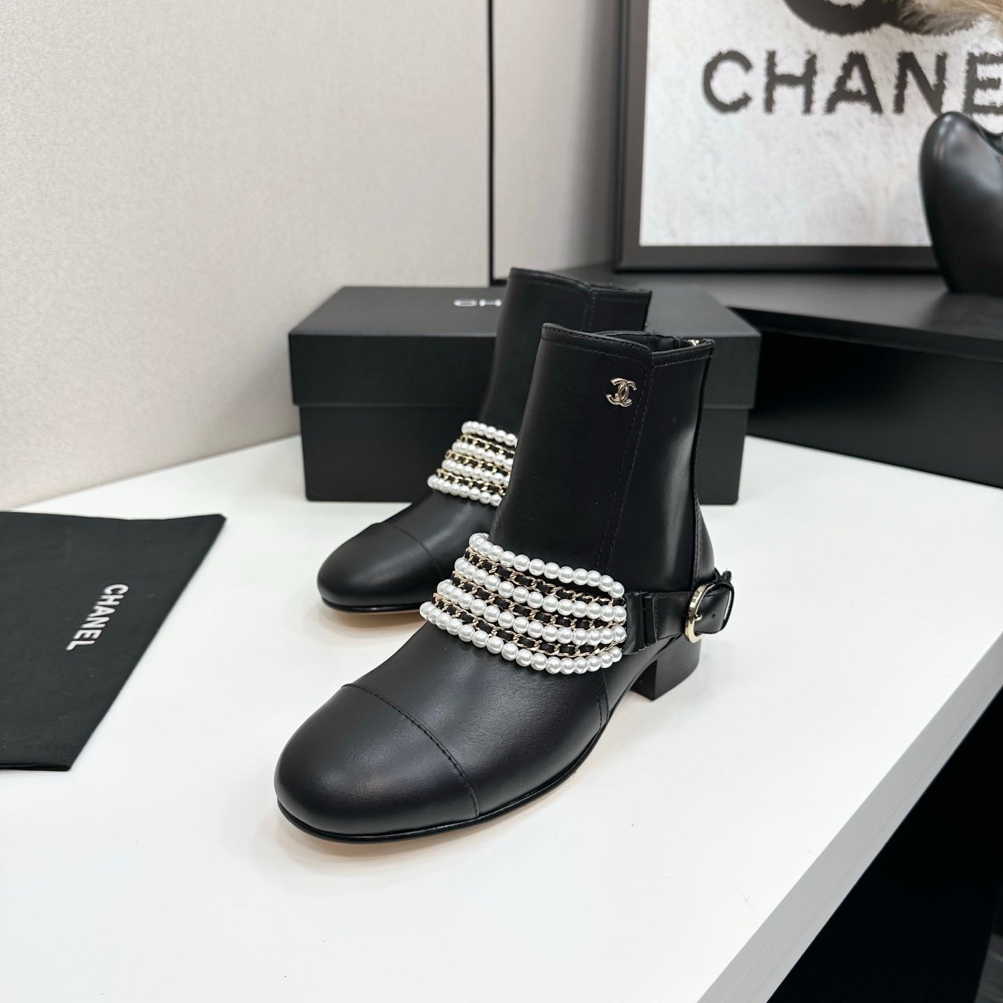 C 25 New sheepskin short boots(BLACK/WHITE)