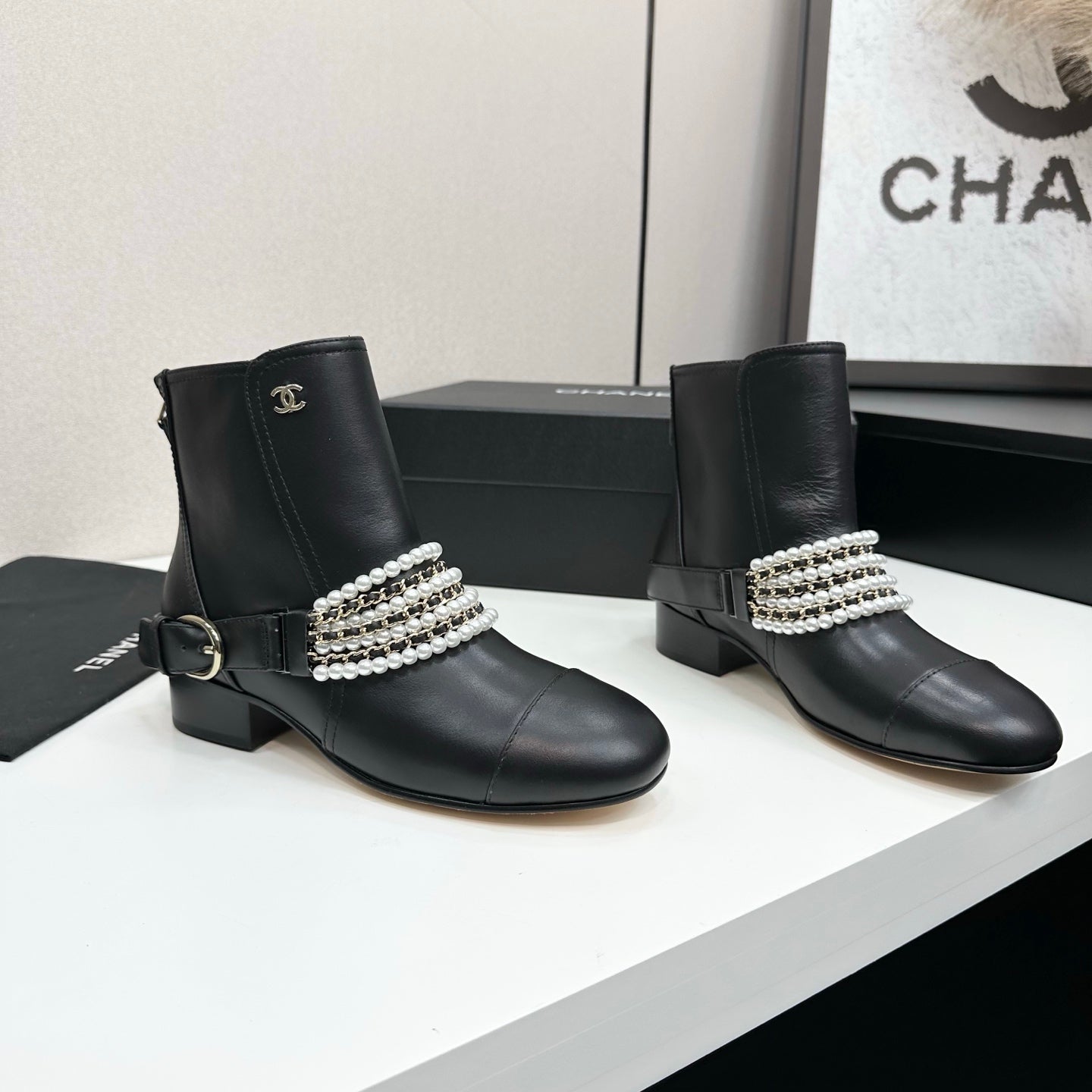 C 25 New sheepskin short boots(BLACK/WHITE)