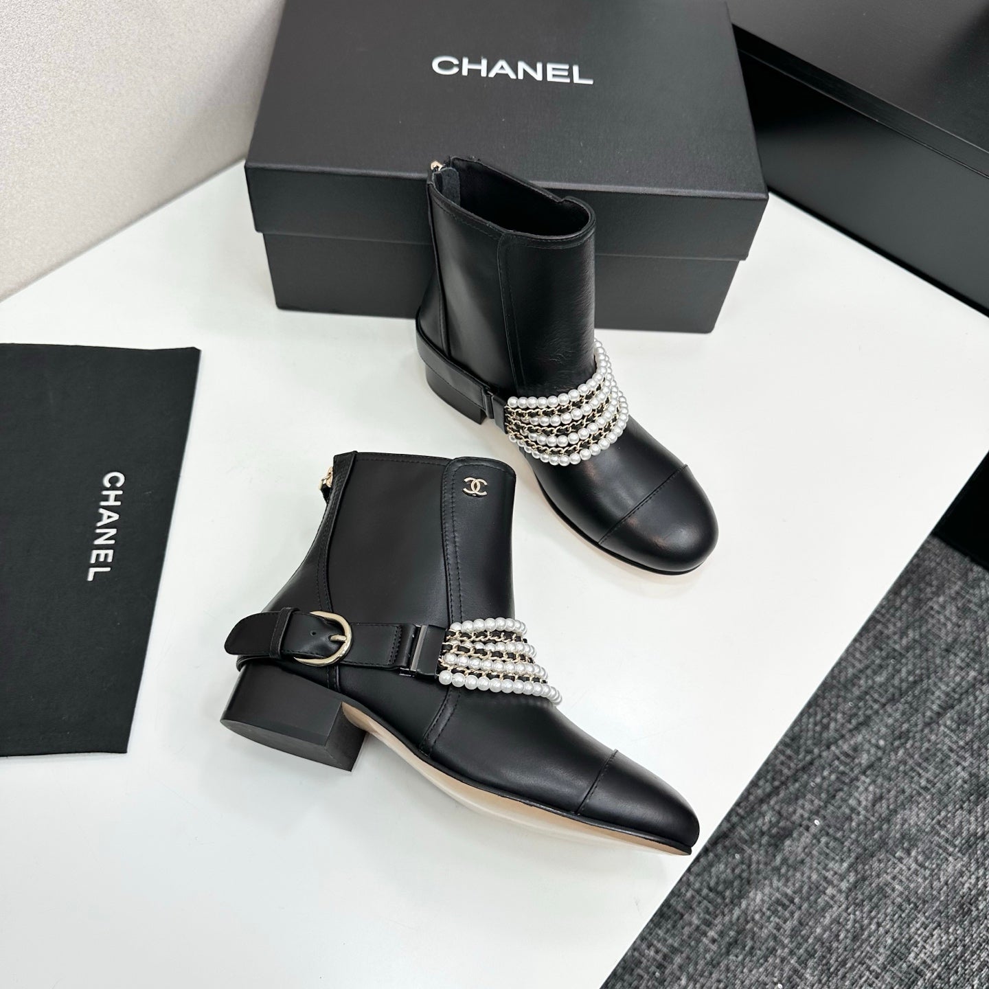 C 25 New sheepskin short boots(BLACK/WHITE)