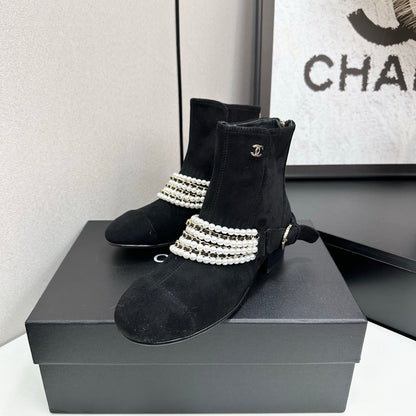 C 25 New sheepskin boots (suede/shiny black)