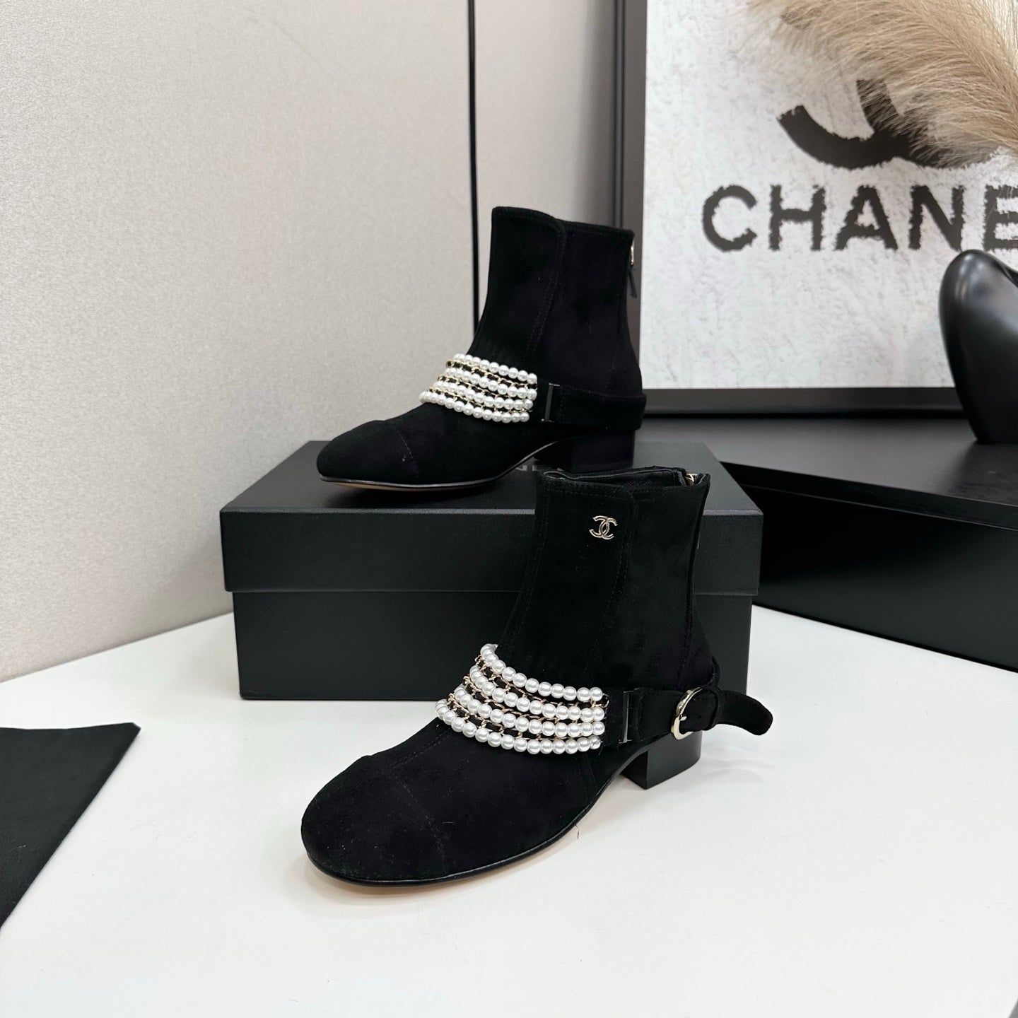 C 25 New sheepskin boots (suede/shiny black)