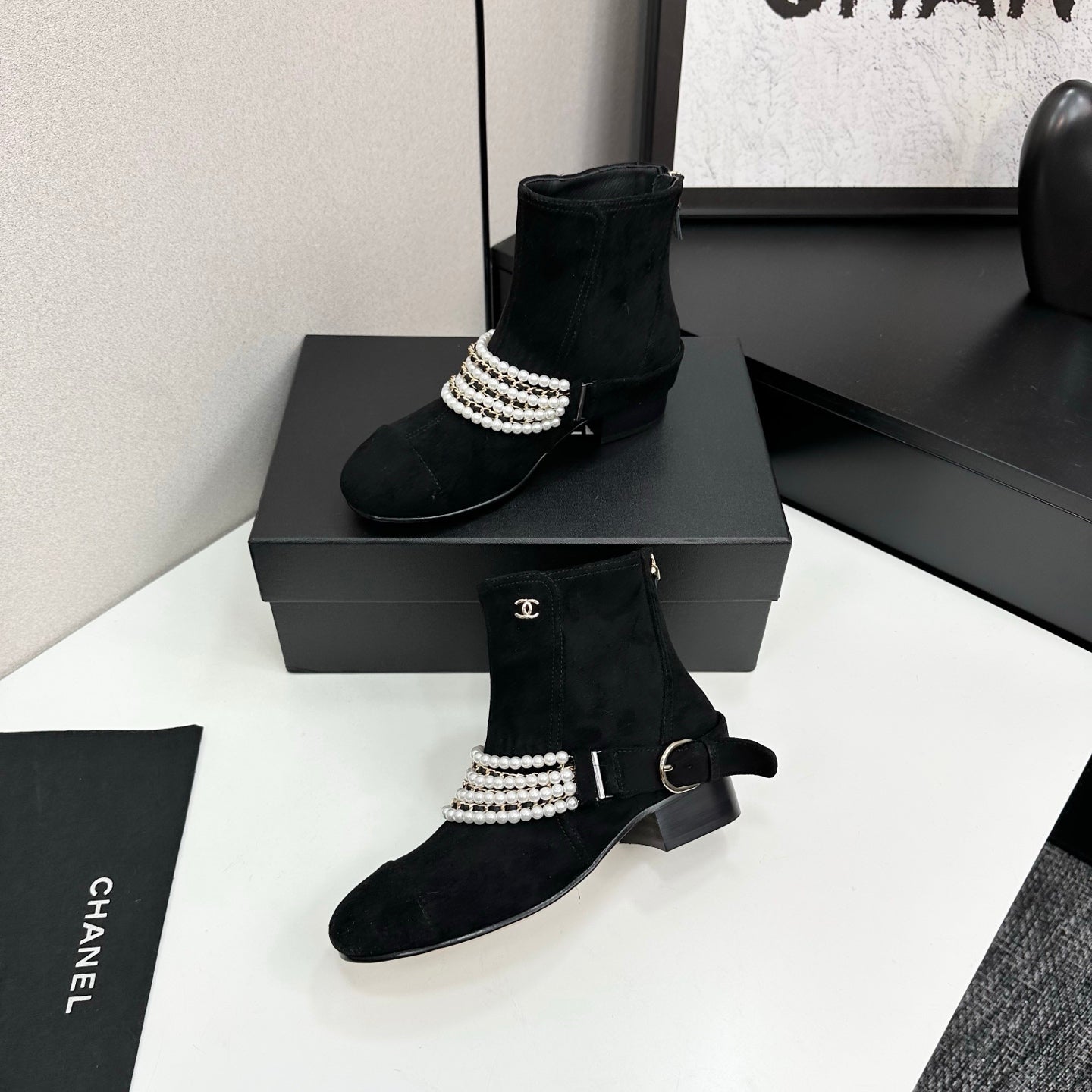 C 25 New sheepskin boots (suede/shiny black)