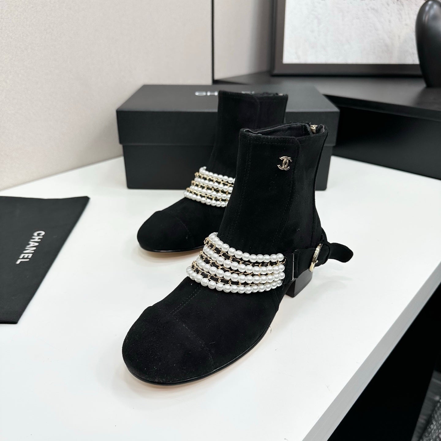 C 25 New sheepskin boots (suede/shiny black)